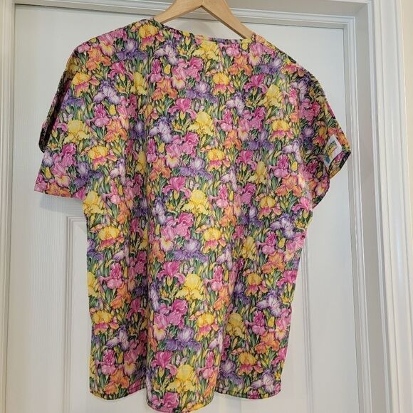Floral scrub top spring Easter size medium - Picture 2 of 3